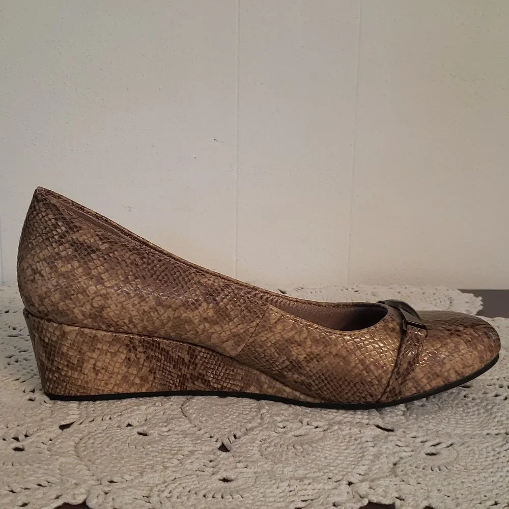 Life Stride Landeo Tan Brown Snakeskin Pattern Comfort Flex Wedges Sz 9.5